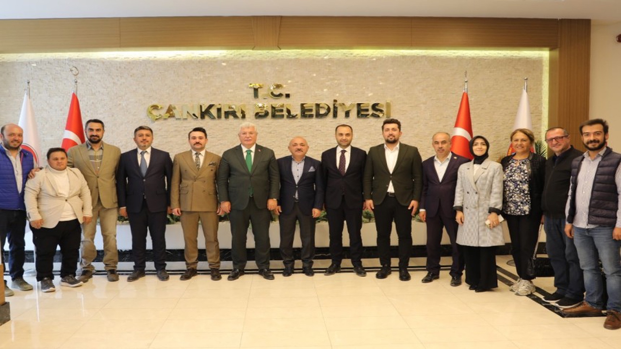 AK Parti Grup Başkanvekili Akbaşoğlu, Çankırı Belediye Başkanı İsmail Hakkı Esen’i ziyaret etti