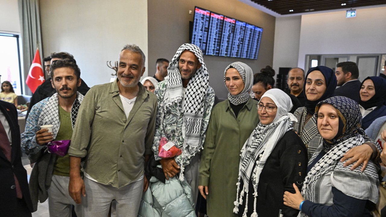KADEM Mütevelli Heyet Başkanı Bayraktar, İsrail'in alıkoyduğu aktivistleri havalimanında karşıladı