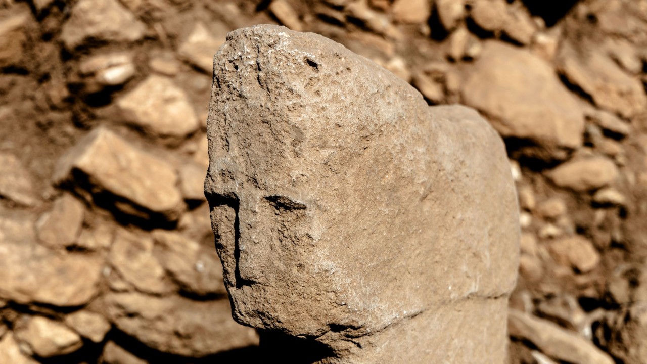 Karahantepe'de insan yüzlü T biçimli dikilitaş bulundu