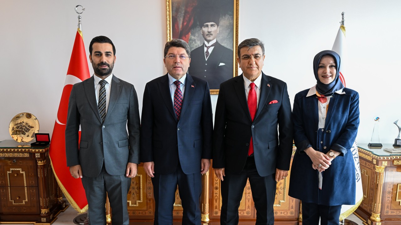 Adalet Bakanı Tunç'tan İstanbul Yeni Yüzyıl Üniversitesine ziyaret