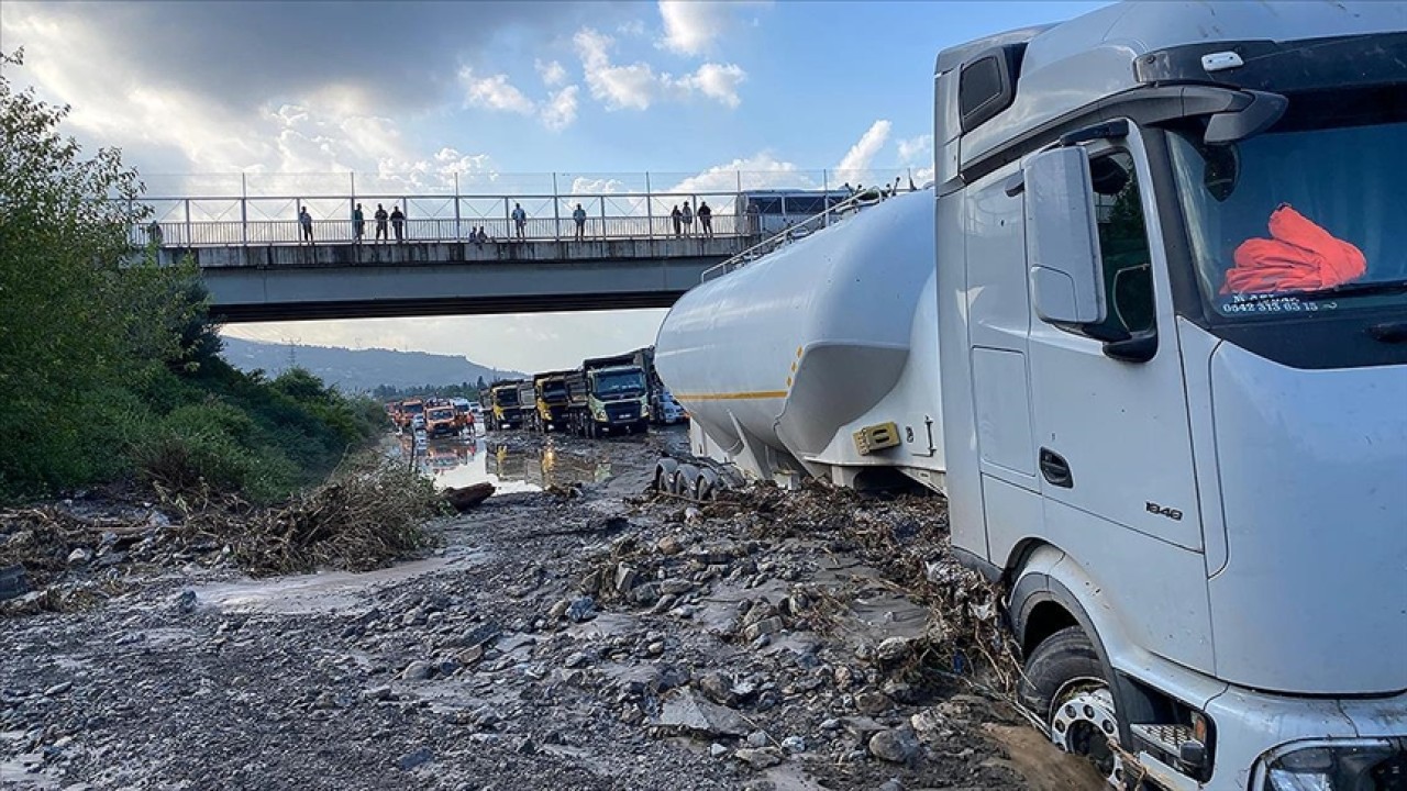 Hatay'da sağanak nedeniyle Toprakkale-İskenderun Otoyolu'nda araçlar mahsur kaldı