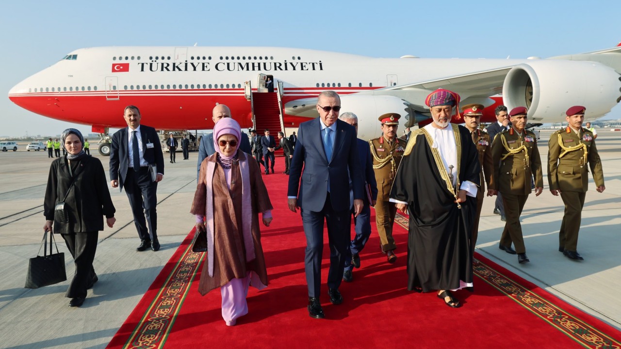 Cumhurbaşkanı Erdoğan, Umman'da resmi törenle karşılandı