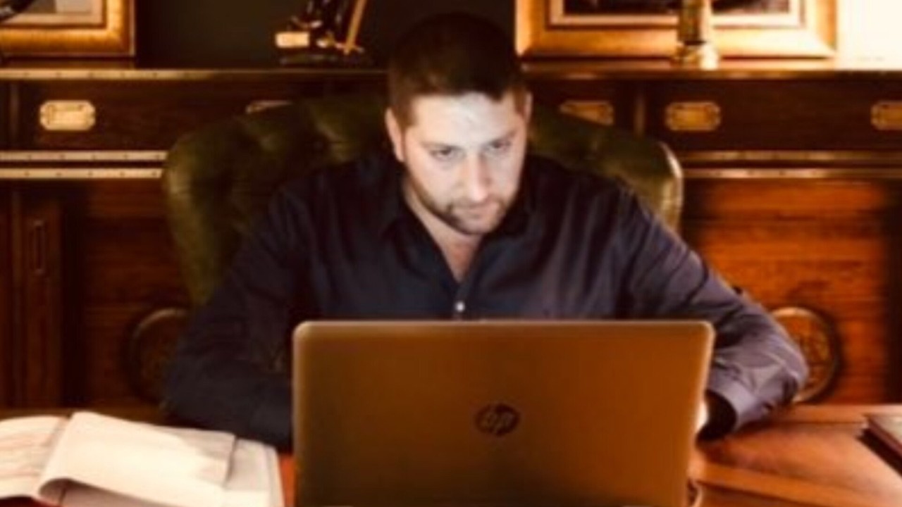 Hukukçu Burak Bekiroğlu'ndan Ali Mahir Başarır'a tepki: Senden değil avukat stajyer olmaz