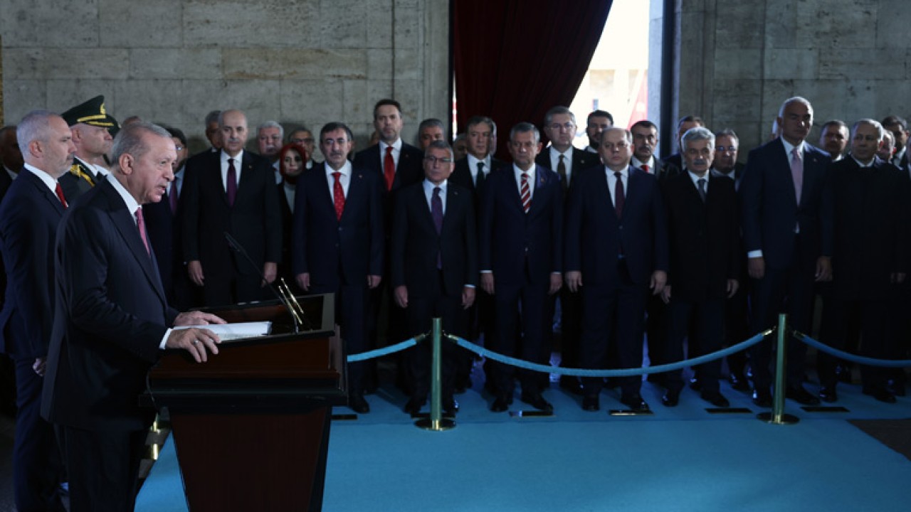 Cumhurbaşkanı Erdoğan başkanlığındaki devlet erkanı Anıtkabir'i ziyaret etti