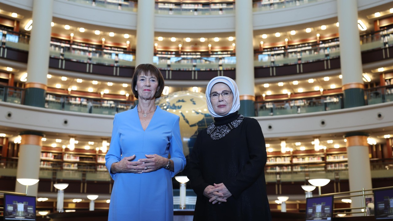 Emine Erdoğan, Almanya Başbakanı Merz'in eşiyle Millet Kütüphanesi'ni ziyaret etti
