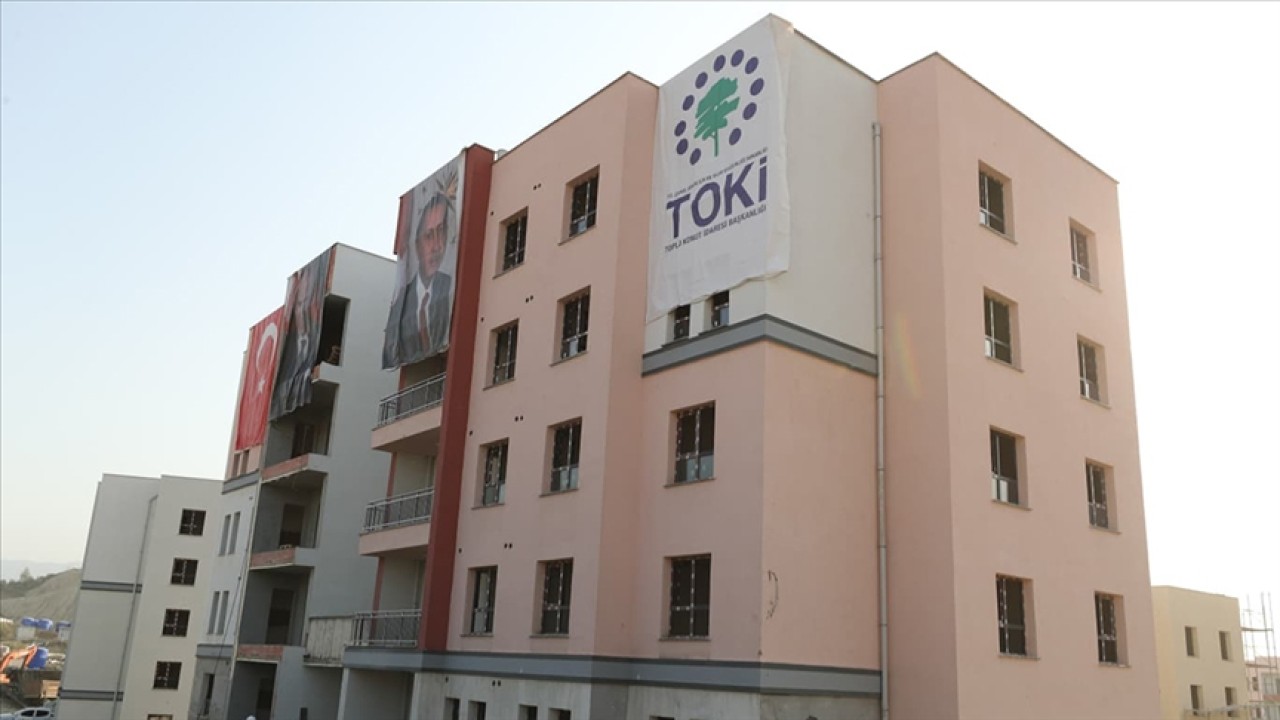 Hatay Defne'de afet konutları ve ticaret merkezlerinin yapımı sürüyor