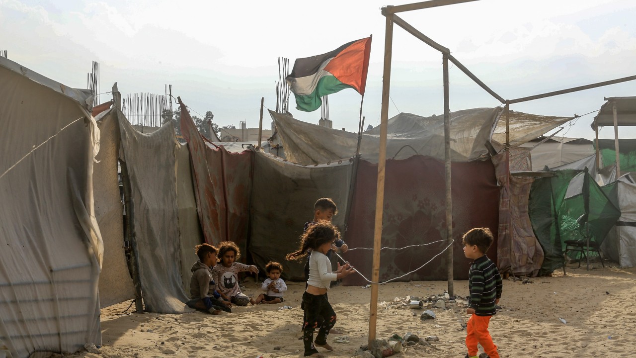 Han Yunus kentinde çadırlarda yaşayan Filistinlilerin zorlu yaşam mücadelesi sürüyor