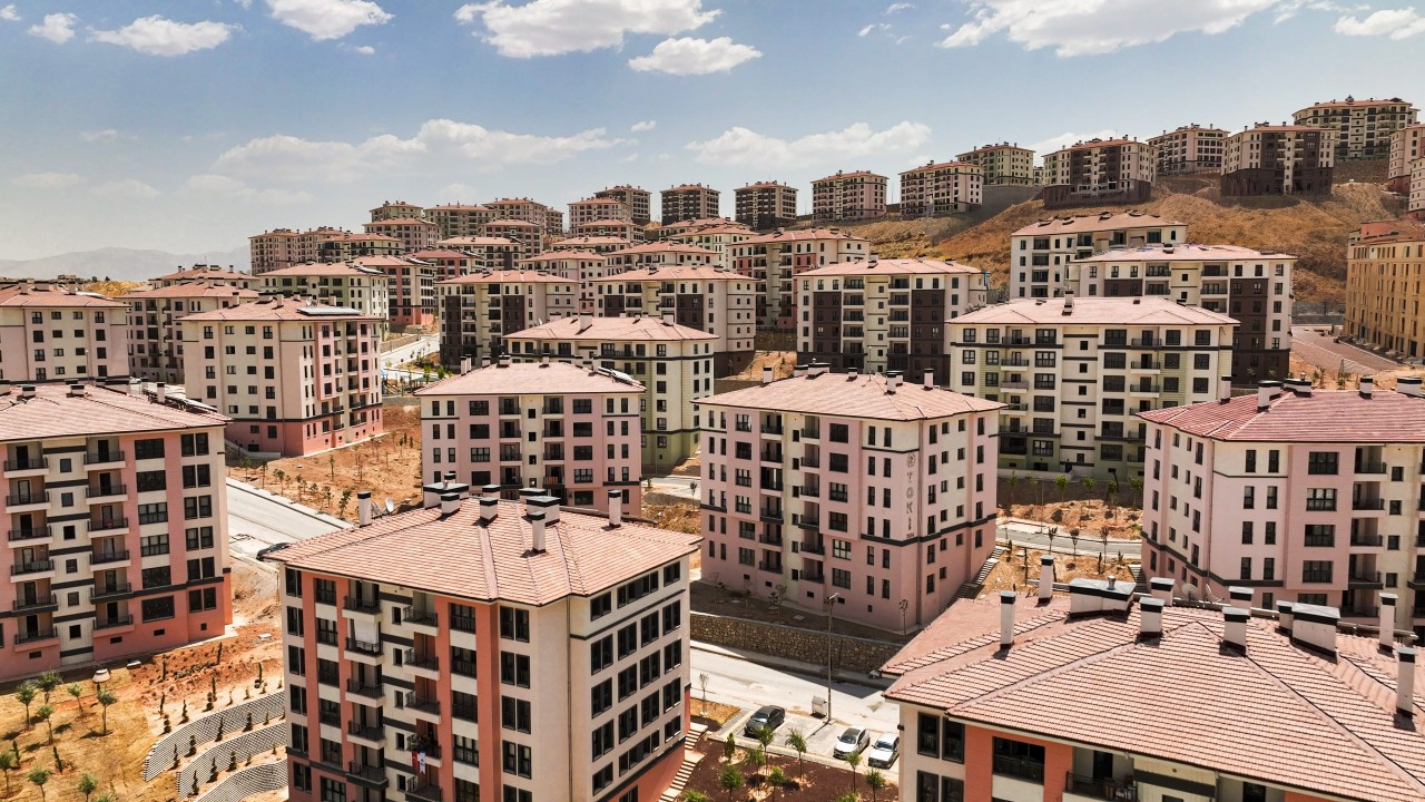 Deprem bölgesindeki inşa çalışmalarının yıl sonuna kadar tamamlanması hedefleniyor