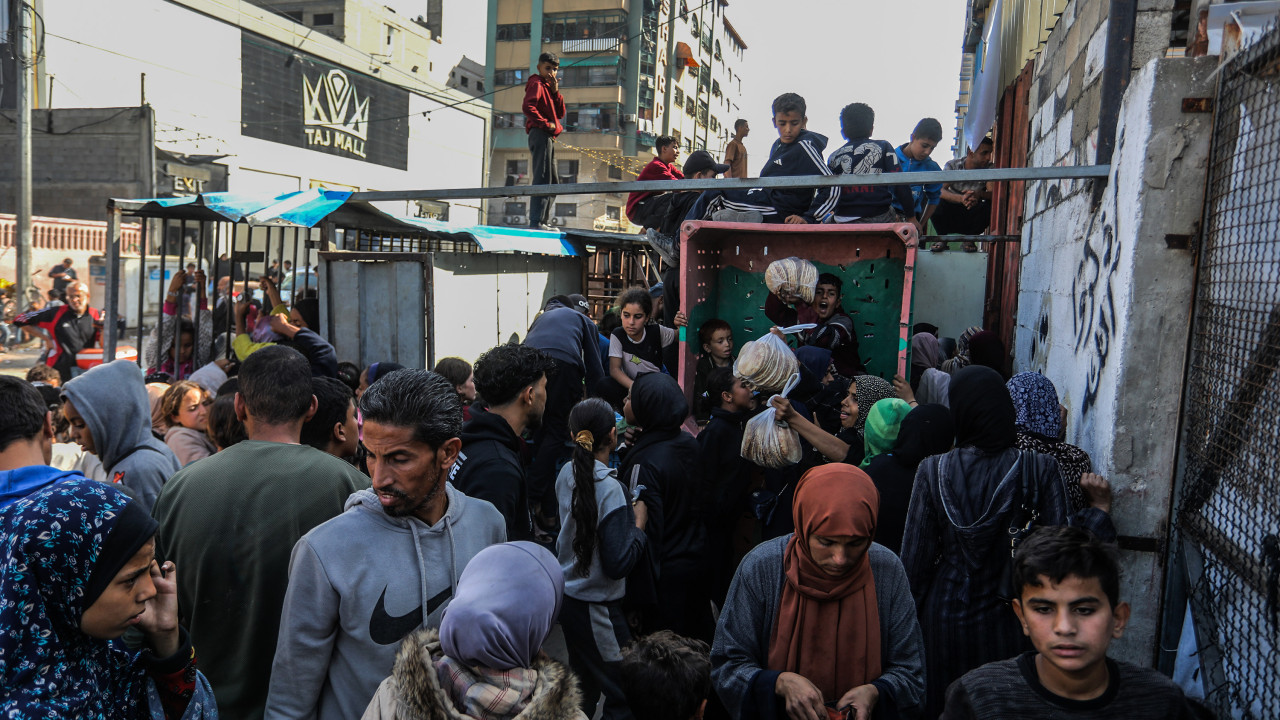 Gazze’de yerinden edilen siviller yardım fırınının önünde uzun kuyruklar oluşturdu