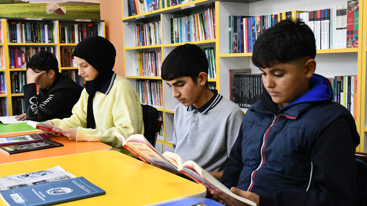 Batman'da Kitap Okuma Noktası ile yüzlerce öğrenci kitapla buluştu