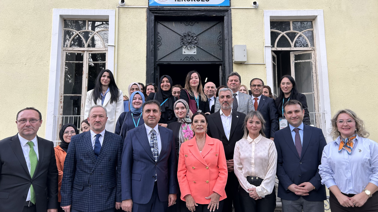 Sanatçı Hülya Koçyiğit, mezun olduğu ilkokulda öğretmenlerle bir araya geldi