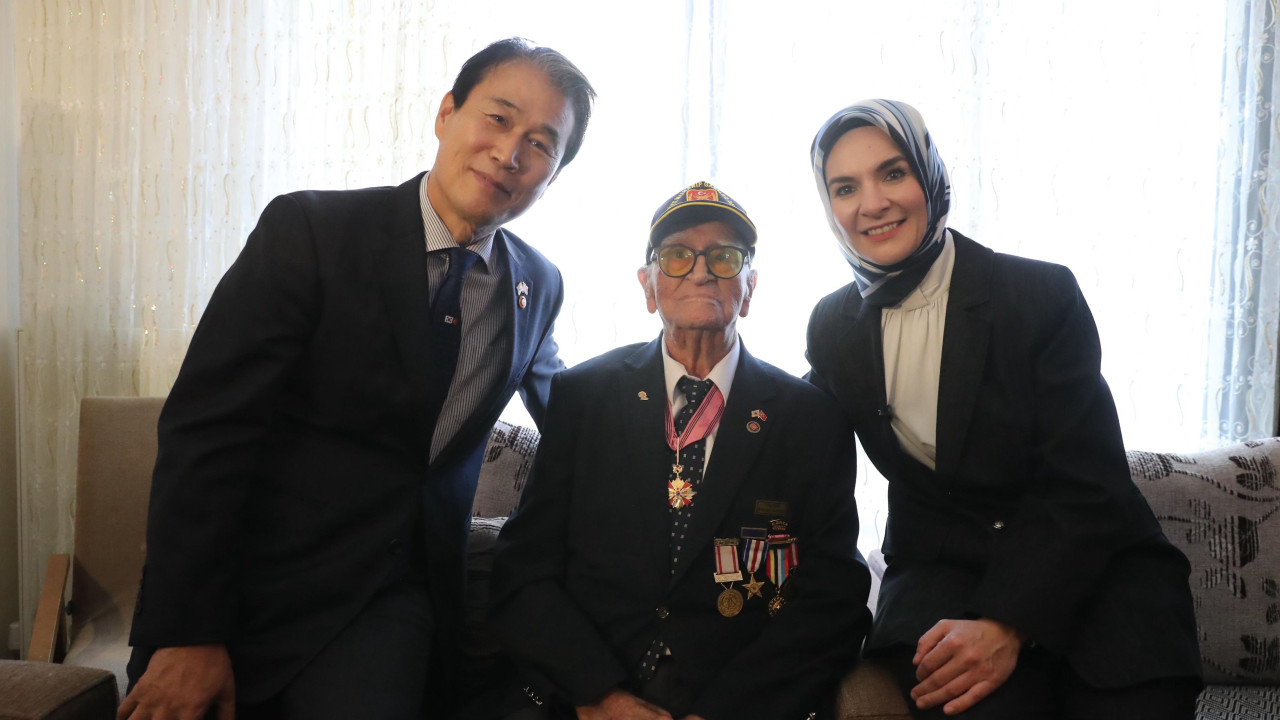 Bakan Göktaş, Güney Koreli Bakan ile Kore gazisi Osman Yaşar Eken&#039;i ziyaret etti