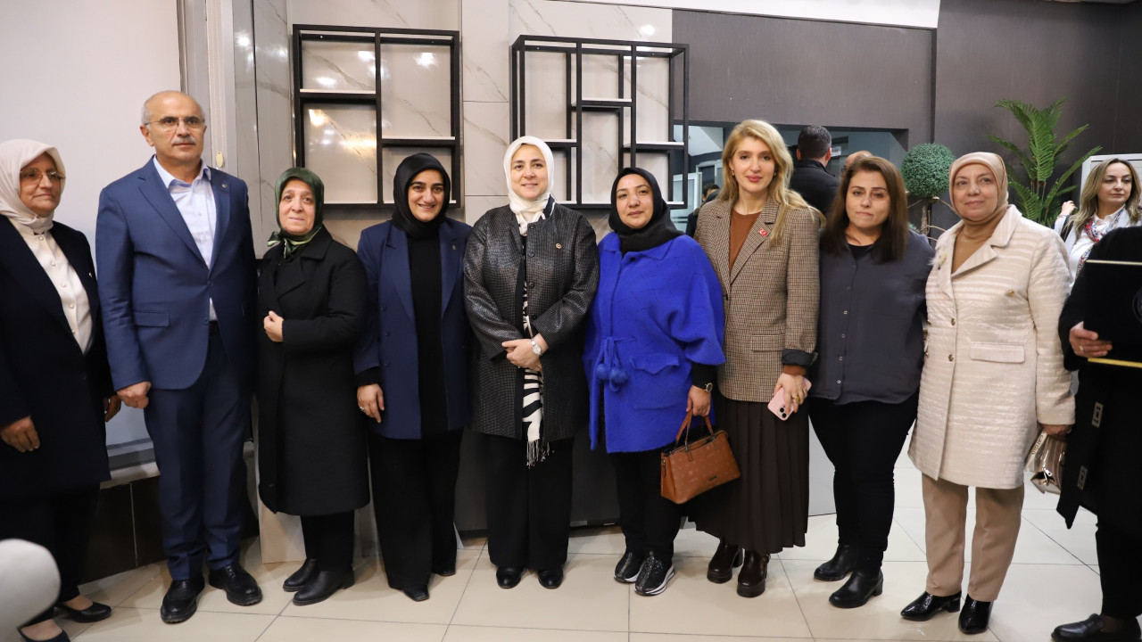 AK Parti Genel Merkez Kadın Kolları Başkanı Ercan, depremden etkilenen öğretmenlerle buluştu