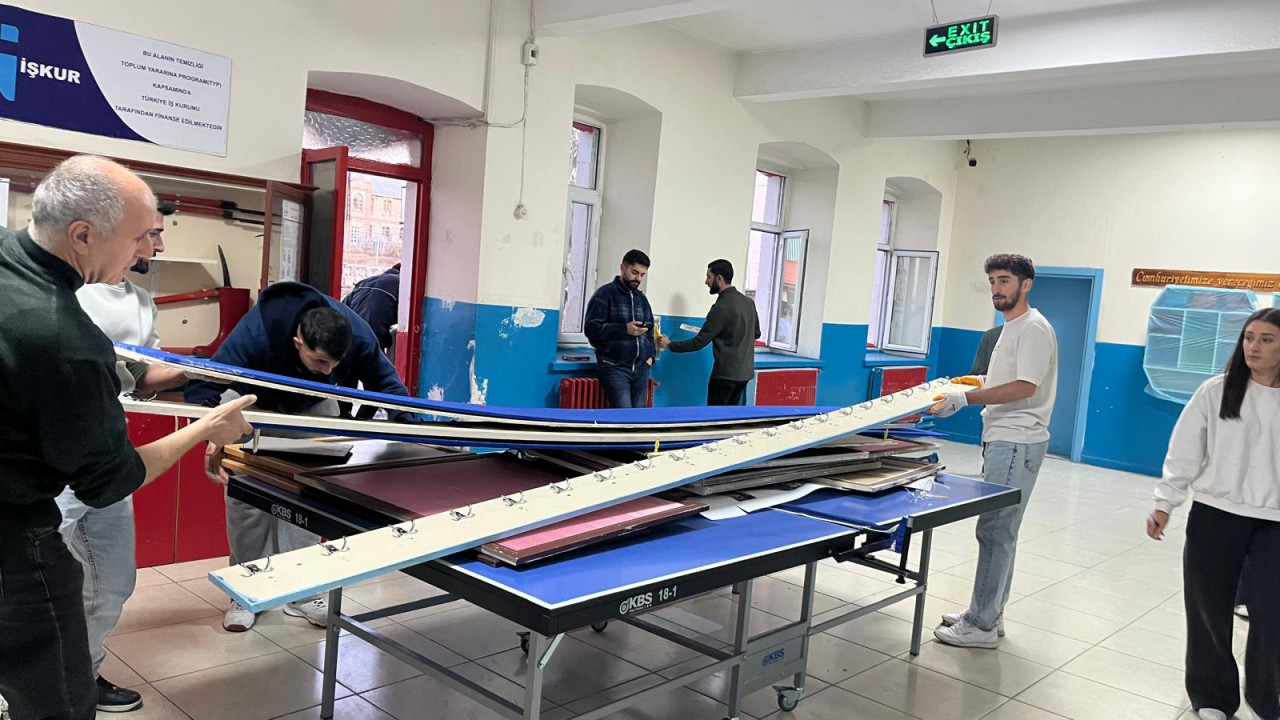 Kars'ta üniversite öğrencileri sosyal sorumluluk projesi kapsamında bir okulu yeniledi