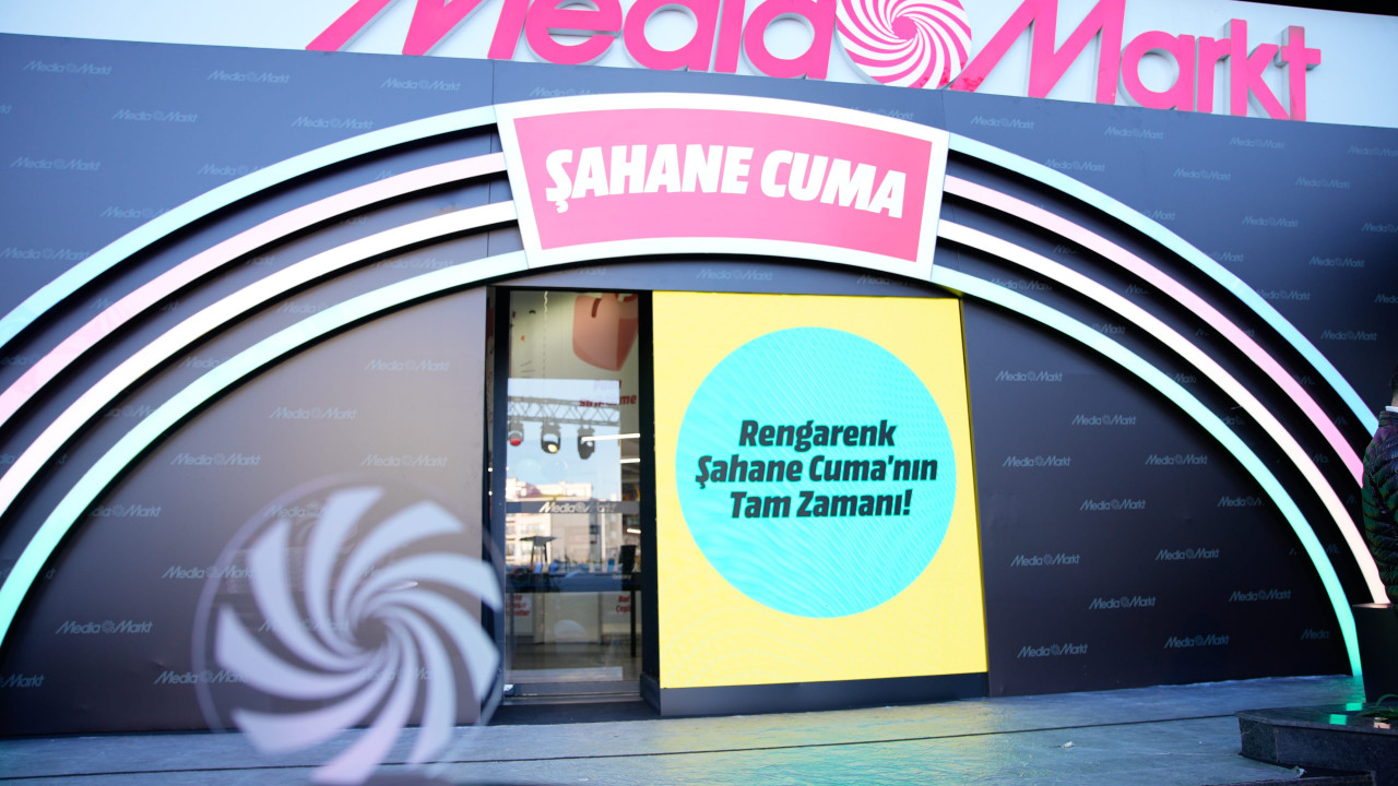 MediaMarkt Rengarenk Şahane Cuma kampanyasını "Branda Yırtma" etkinliğiyle başlattı