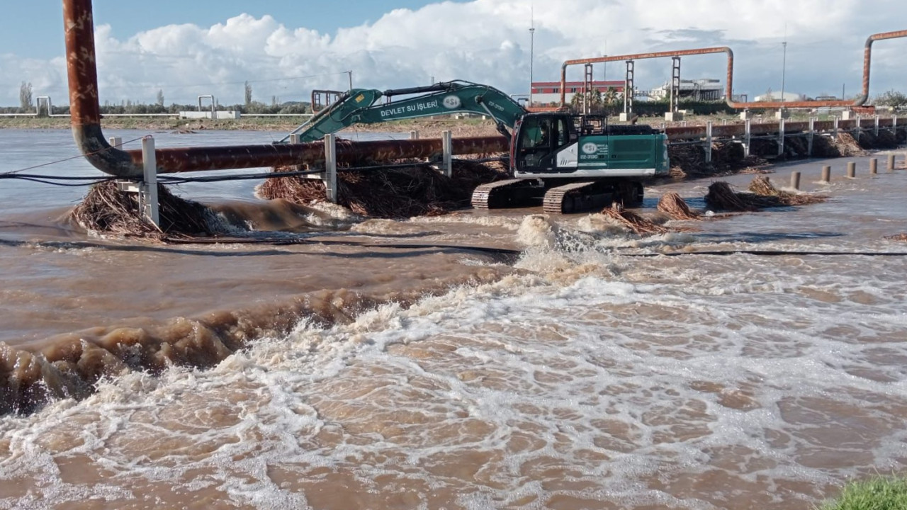Çanakkale'de kuvvetli yağış nedeniyle debisi yükselen Tuzla Çayı taştı