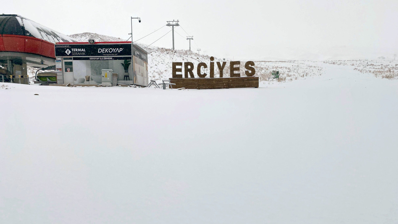 İç Anadolu'nun en yüksek dağı Erciyes'e kar yağdı