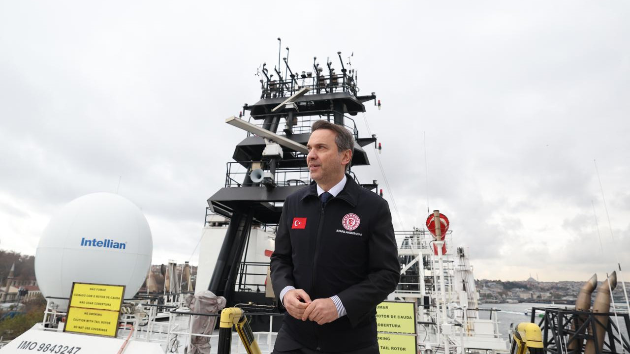 Bakan Bayraktar, Karadeniz'de görev yapacak 6. sondaj gemisinin çarşamba günü Mersin'de olacağını bildirdi
