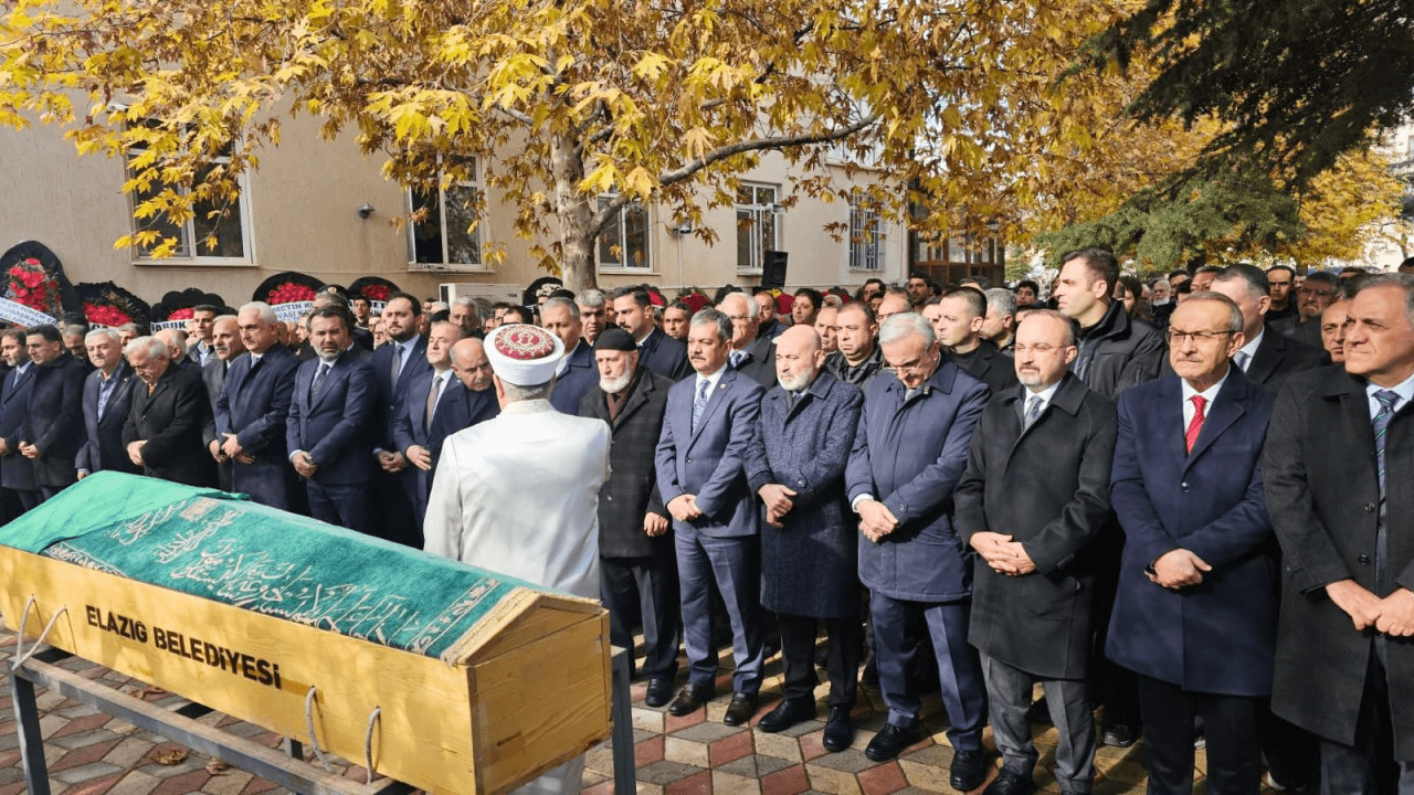 İçişleri Bakan Yardımcısı Aktaş'ın vefat eden annesi Elazığ'da son yolculuğuna uğurlandı