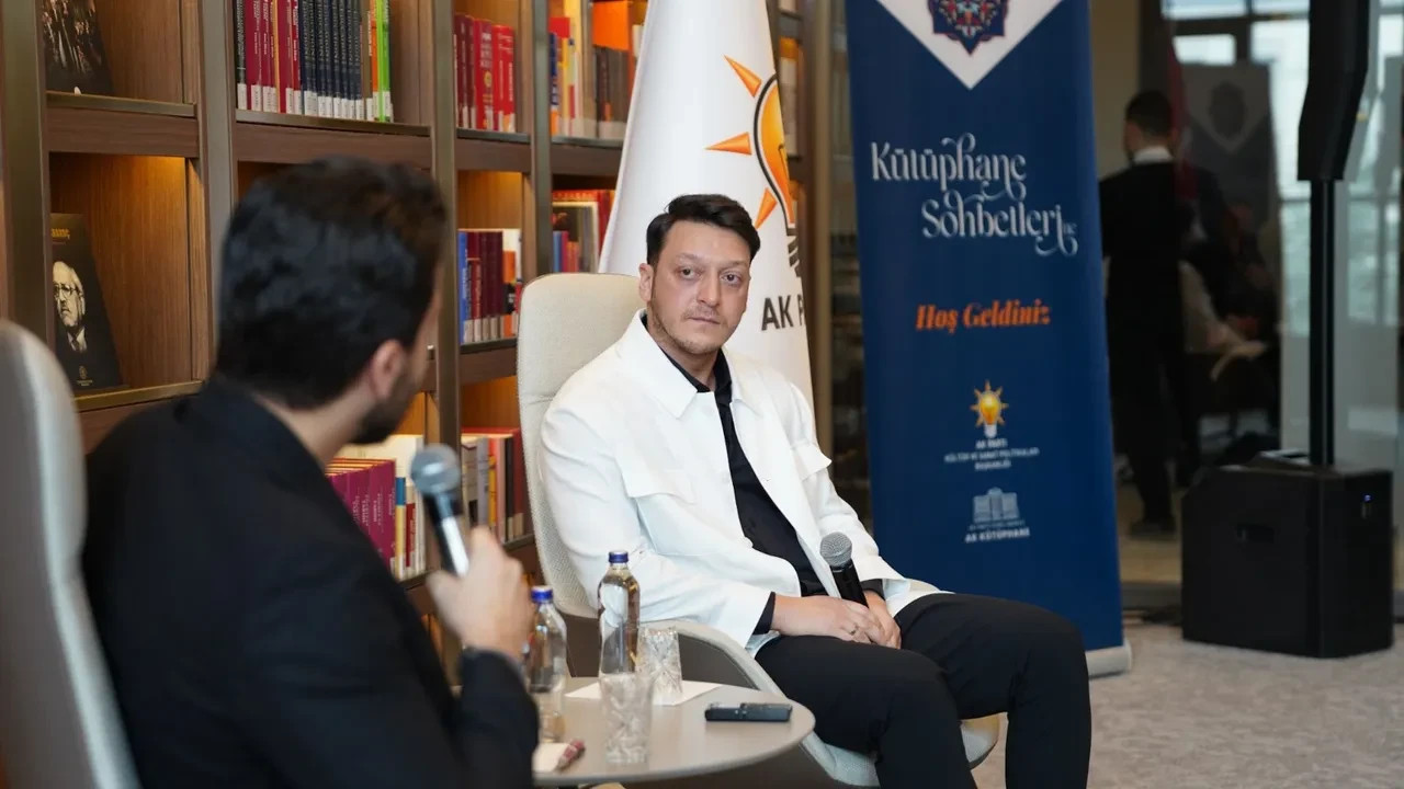 Mesut Özil, "Kütüphane Sohbetleri" programına konuk oldu