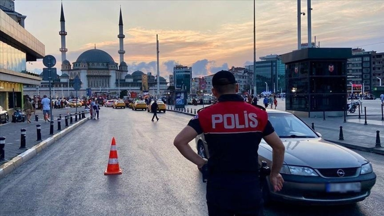 İstanbul'da yapılan polis uygulamasında 927 kişi gözaltına alındı