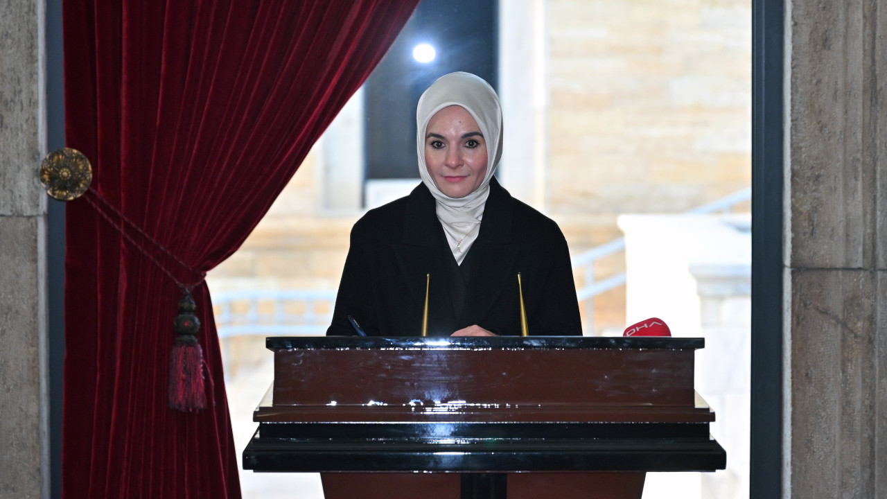 Bakan Göktaş, Türk kadınına seçme ve seçilme hakkı verilmesinin 91. yıl dönümünde Anıtkabir'i ziyaret etti