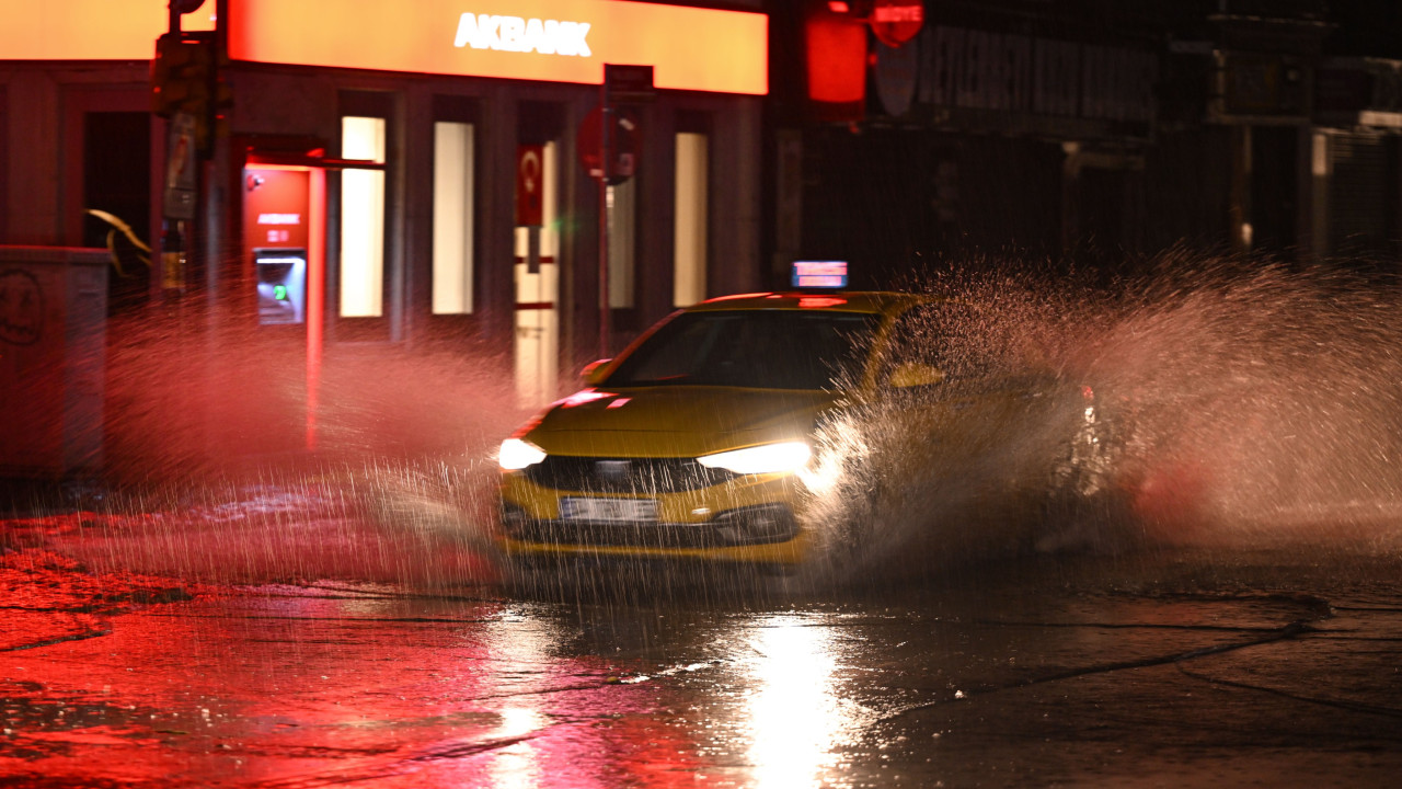 İstanbul'da sağanak hayatı olumsuz etkiledi