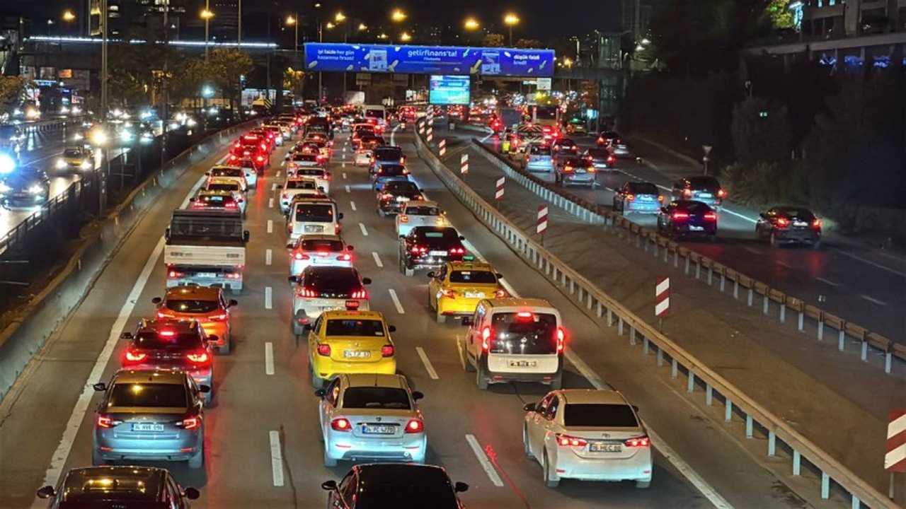 İstanbul'da akşam saatlerinde trafik yoğunluğu yaşanıyor