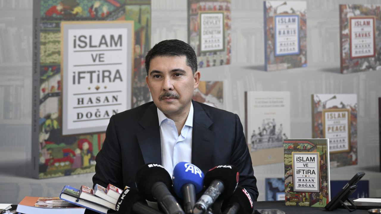 Cumhurbaşkanlığı Özel Kalem Müdürü Doğan, 22. Ankara Kitap Fuarı'nda kitaplarını imzaladı