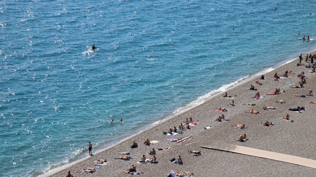Hava sıcaklığı 28 derece ölçülen Antalya'da sahillerde hareketlilik yaşandı