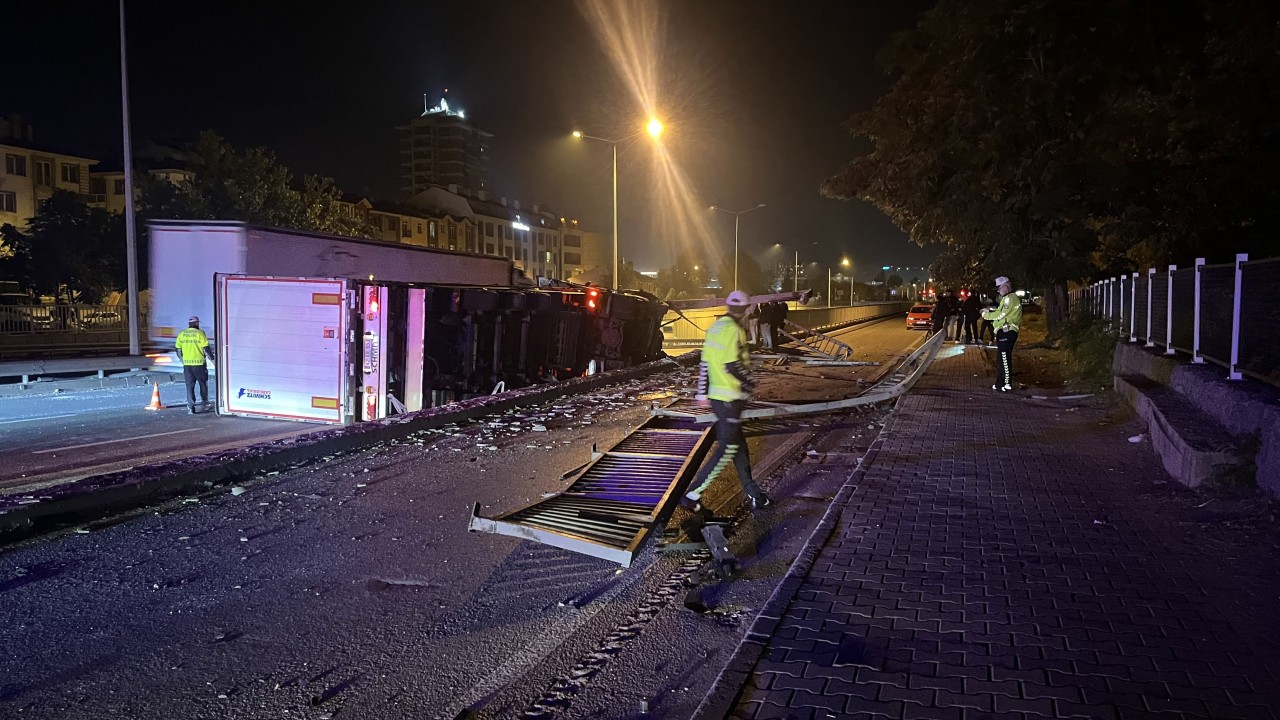 Eskişehir-Ankara kara yolunda devrilen tır ulaşımı aksattı