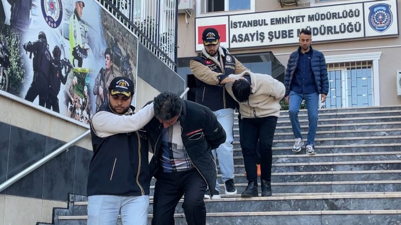 Fatih'te turistlerden el çabukluğuyla para çaldığı öne sürülen 3 zanlı yakalandı