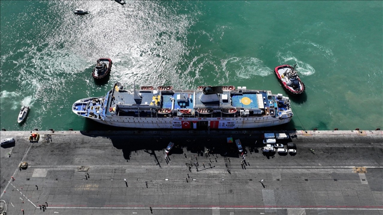 Türkiye'nin Gazze'ye umut taşıyan 17. "İyilik Gemisi" Mersin Limanı'ndan uğurlandı