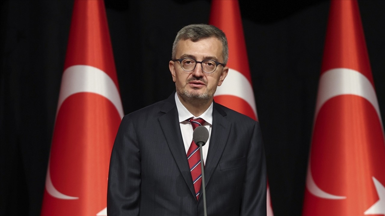 İletişim Başkanı Duran, Gazze için dalış yapan milli sporcu Şahika Ercümen'i tebrik etti