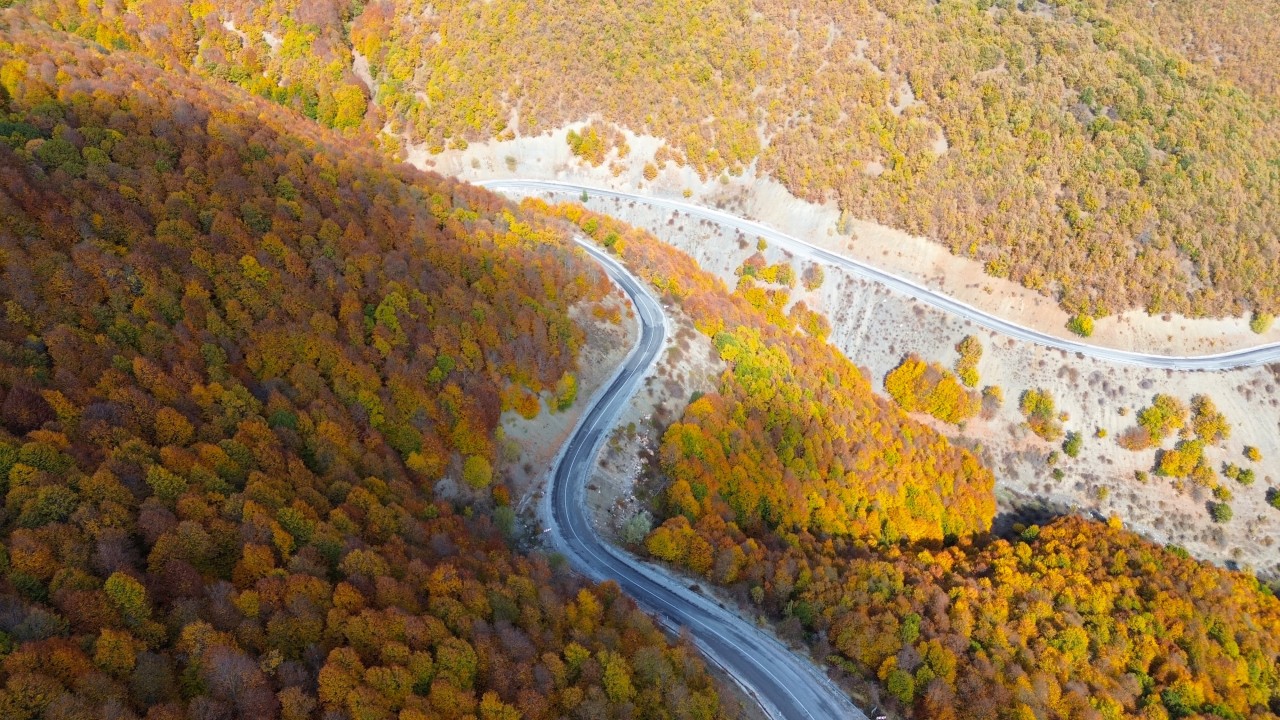 Sonbaharın renkleriyle kaplanan Şebek Geçidi dronla görüntülendi