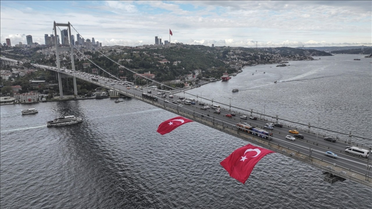 İstanbul Boğazı'ndaki Köprülere Cumhuriyet Coşkusu: Türk Bayrakları Dalgalanıyor