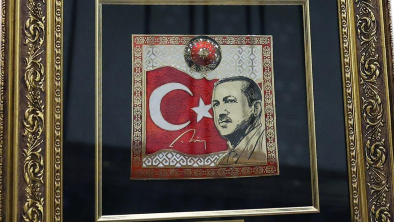 MHP Lideri Devlet Bahçeli'den Cumhurbaşkanı Erdoğan'a anlamlı hediye