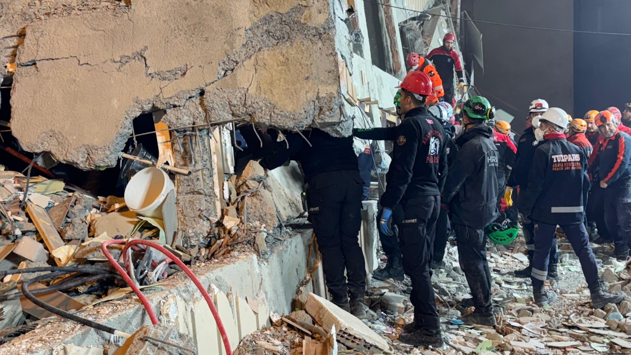 Kocaeli'de çöken binanın enkazındaki çifti arama çalışması sürüyor