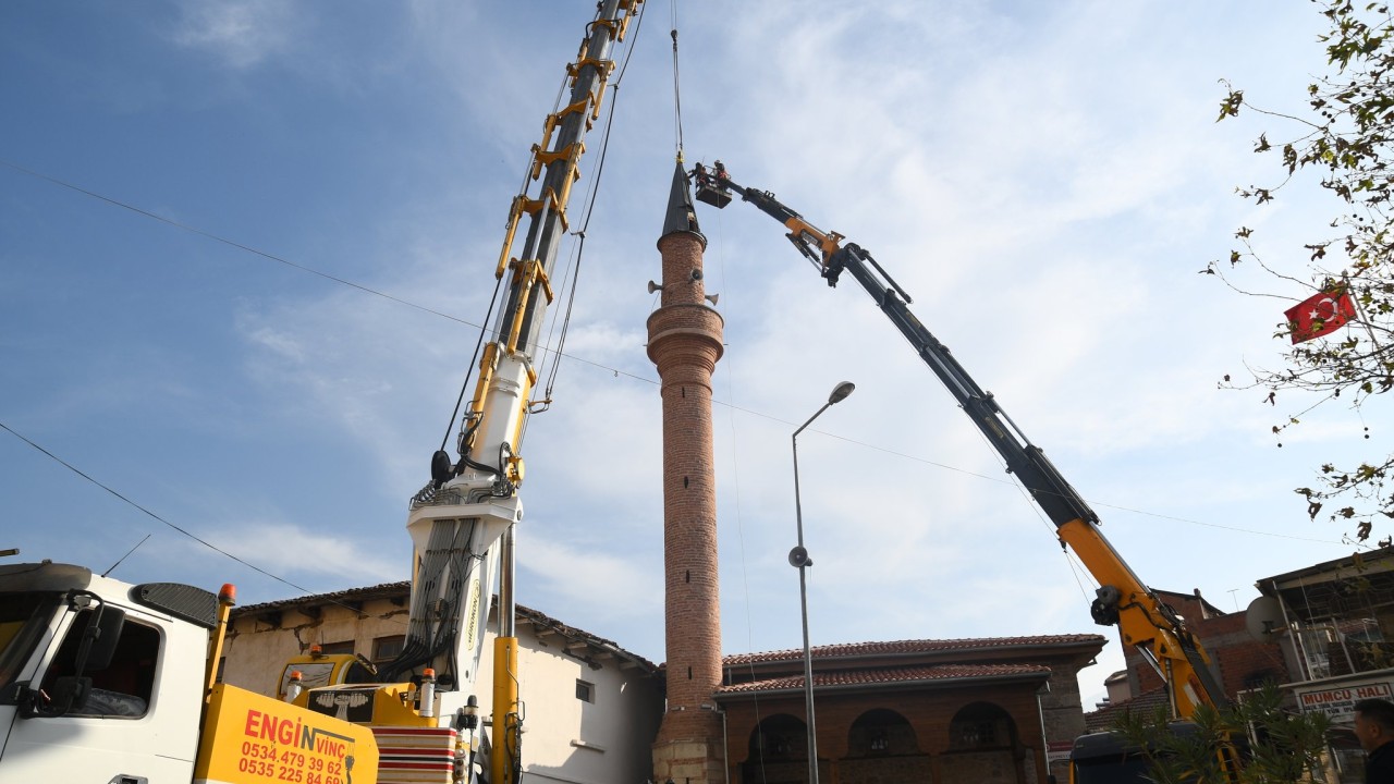 Sındırgı'da depremde zarar gören tarihi camilerde restorasyon çalışmaları başladı