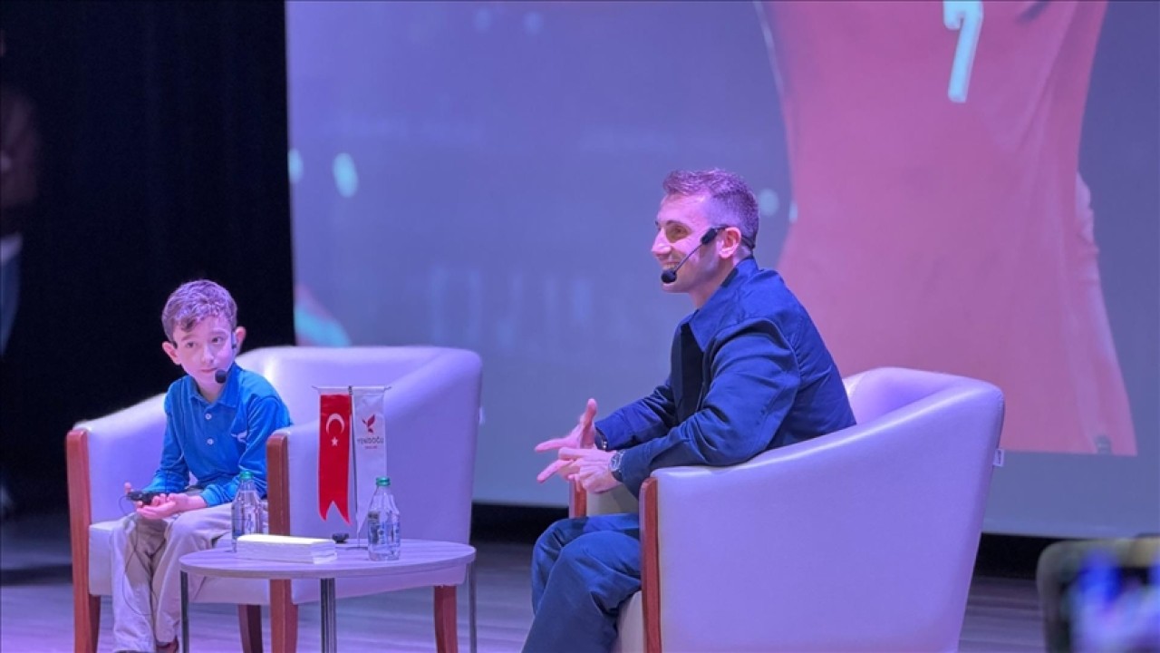 Kerem Aktürkoğlu, ilkokul öğrencisi Aras Şamlı'nın başkanlık vaadini yerine getirdi