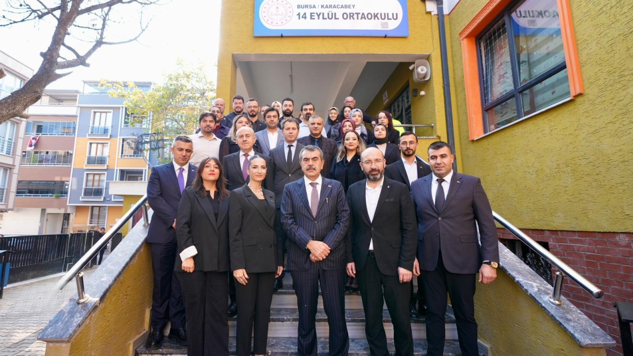 Bakan Tekin'den Bursa ve Balıkesir'deki iki okula sürpriz ziyaret