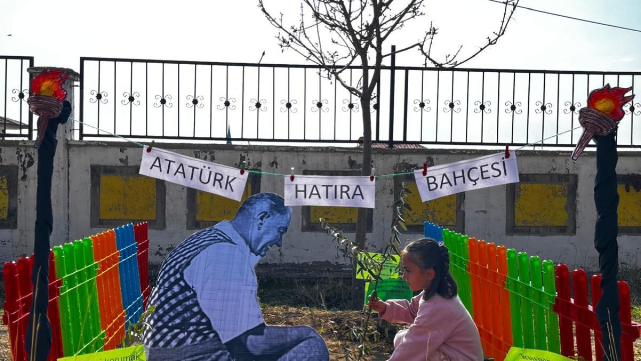 Okullarda fidanlar "Atatürk ve vatan sevgisi" mesajlarıyla toprakla buluştu