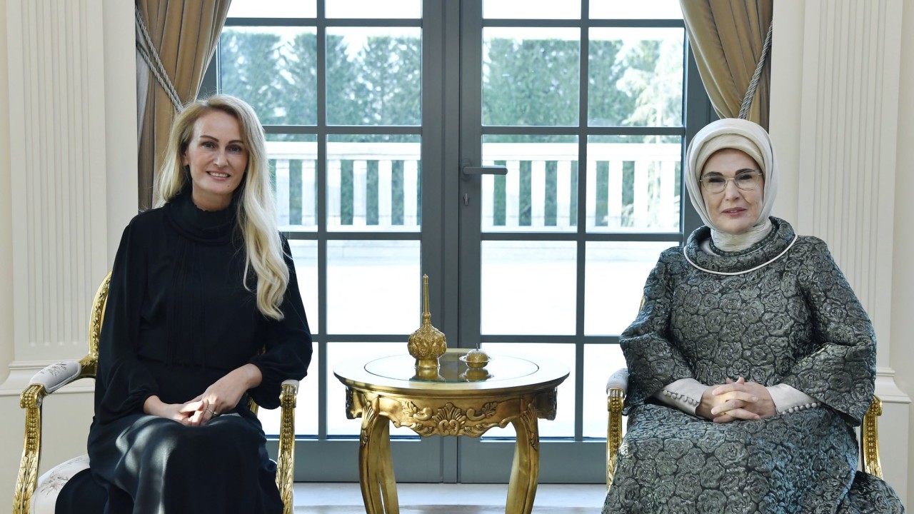 Emine Erdoğan, KKTC Cumhurbaşkanı'nın eşi Nilden Bektaş Erhürman ile bir araya geldi