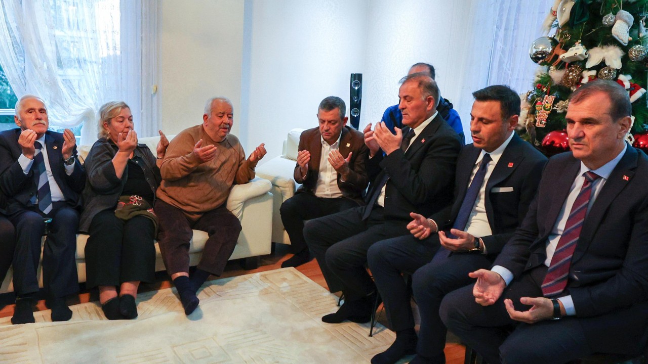CHP Genel Başkanı Özel'den şehit Hava Pilot Yarbay Korkmaz'ın ailesine taziye ziyareti