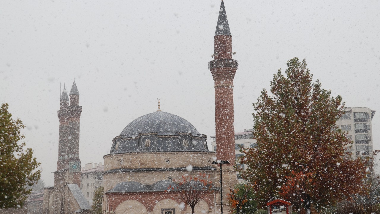 Sivas'a mevsimin ilk karı yağdı