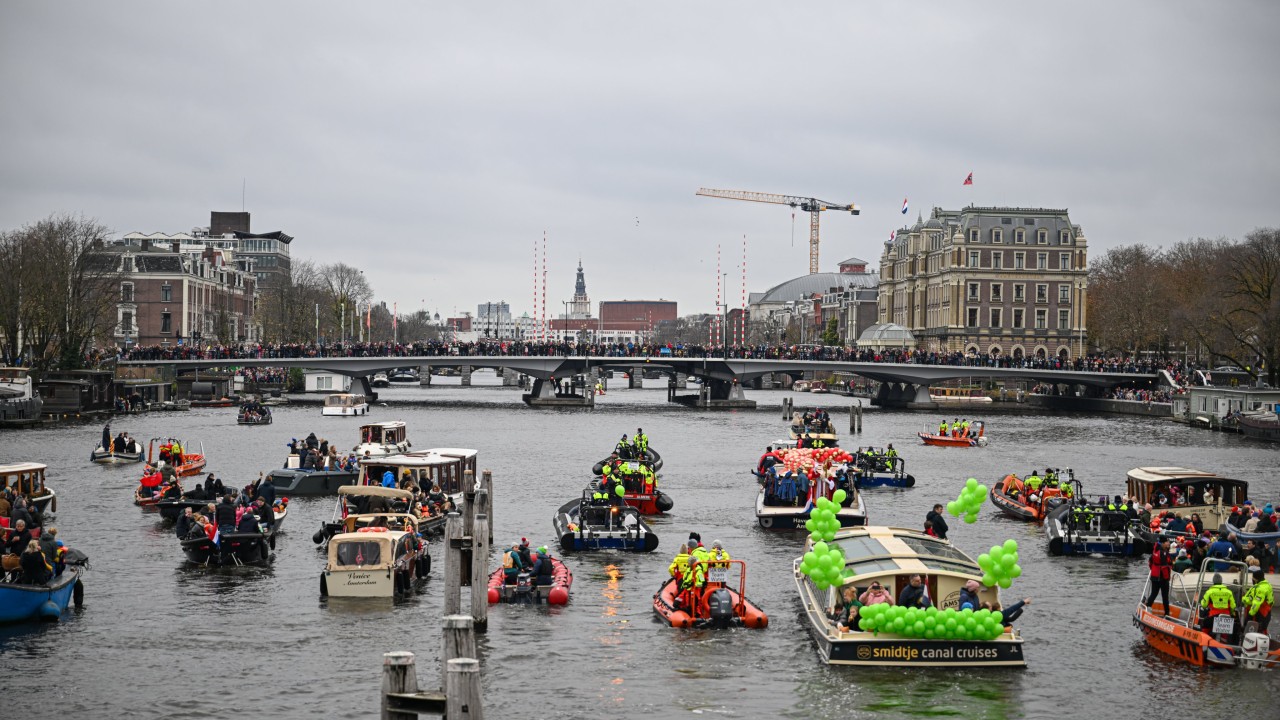 Amsterdam'da geleneksel Sinterklaas karşılaması düzenlendi