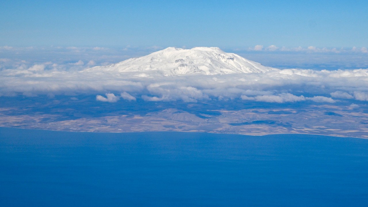 Doğu'nun karlı doruklarına havadan bakış