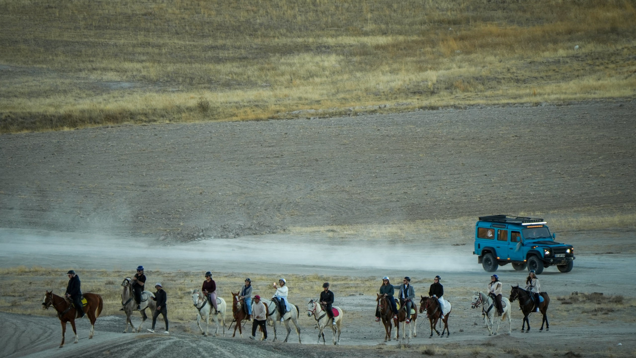 Kapadokya’da arazi araçları ve atlarla yapılan turlar ilgi görüyor