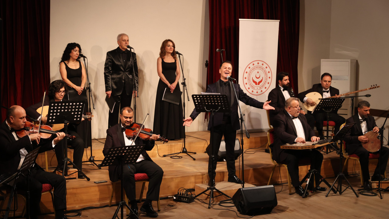 Edirne'de "El Kaldırma Gönül Al" konseriyle kadına karşı şiddete dikkat çekildi