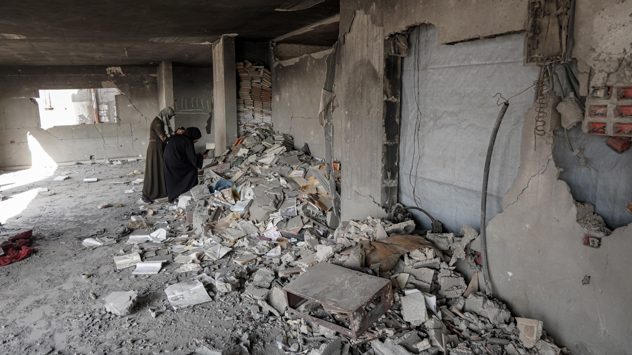 Gazze’de yok olan yazılı mirasın izleri enkaz arasında aranıyor